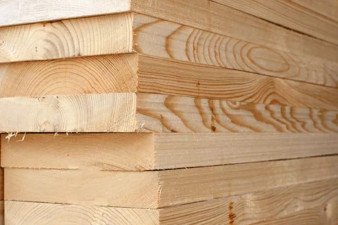 В чем состоит различие между доской, прошедшей строгание, и обрезной доской?